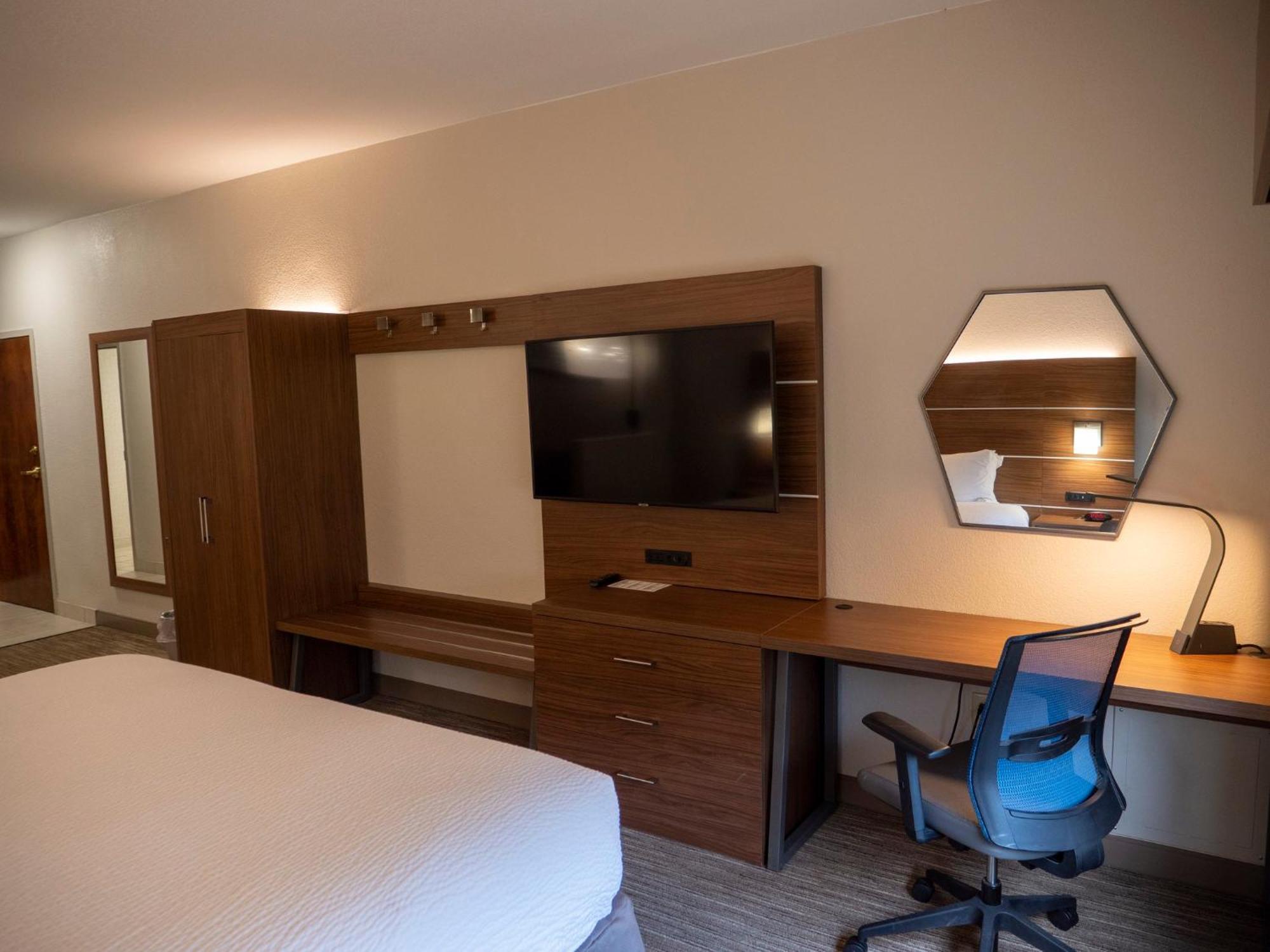 Hotel Express & Airport I85 By Ihg