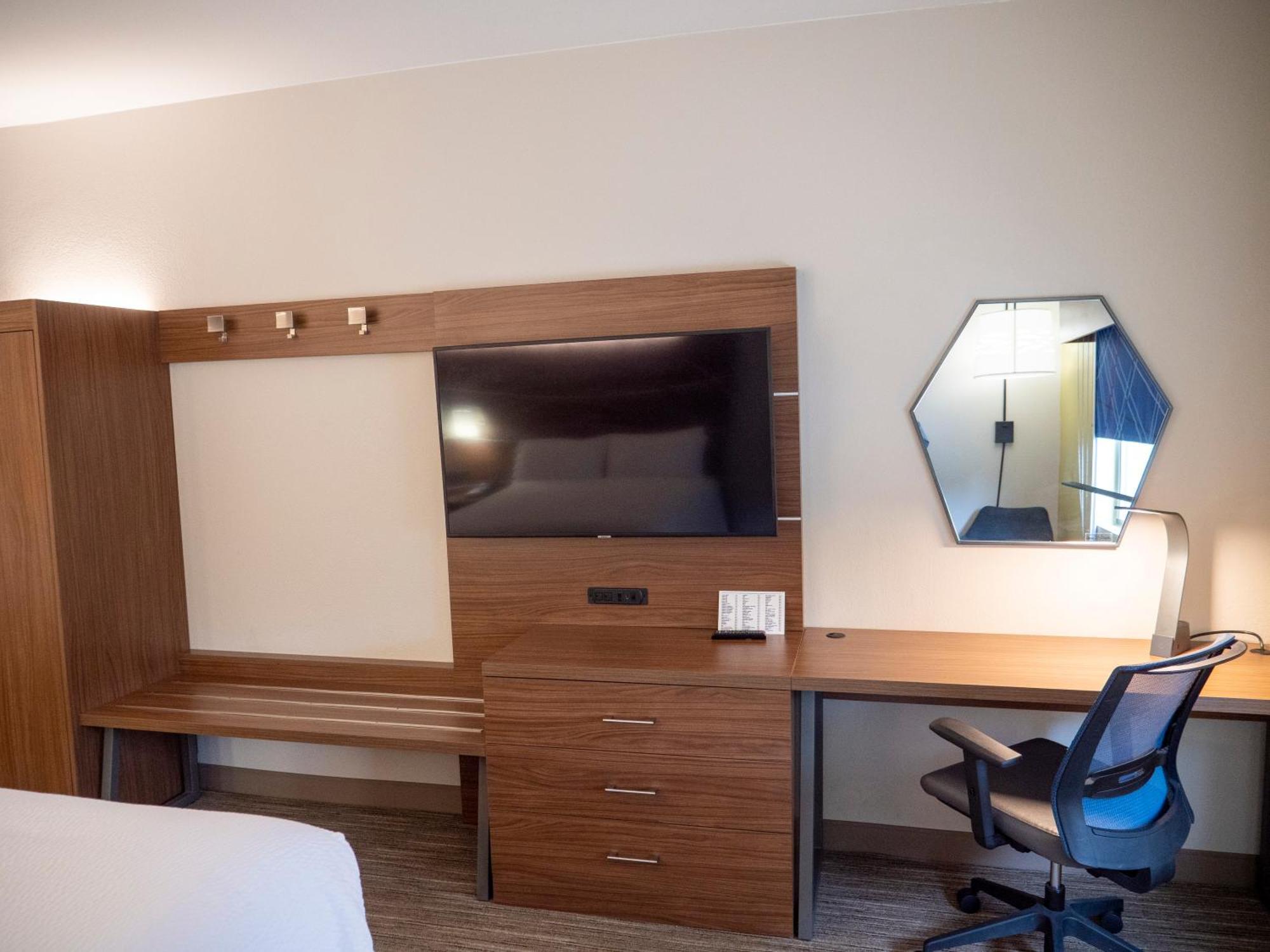 Hotel Express & Airport I85 By Ihg