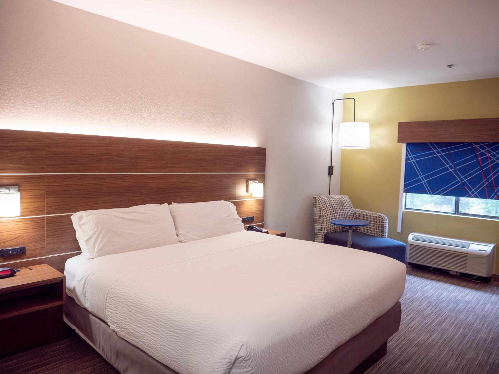 Holiday Express & Airport By Ihg Hotel 3*